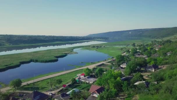夏には川と小さな村の上を飛行します モルドバ共和国 モロヴァタ村 ドニエスター川 — ストック動画