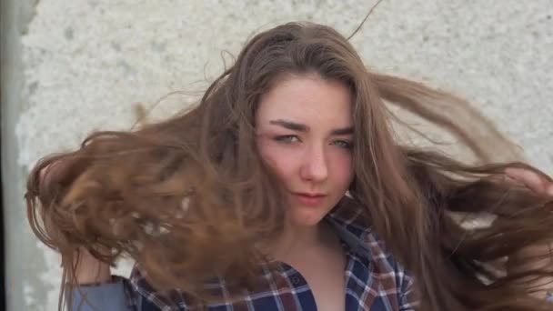 Close Portret Van Meisje Dat Wind Staat Breeze Spelen Met — Stockvideo