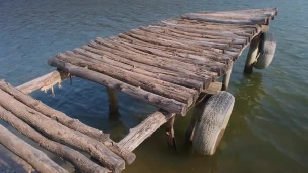 川の近くの水の上の小さな橋 — ストック動画