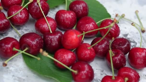 Cerises Rouges Mûres Fruits Sur Fond Vintage Gris — Video