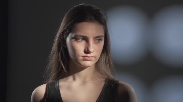 Nahaufnahme Porträt Eines Jungen Mädchens Mit Braunen Haaren Das Ruhig — Stockvideo