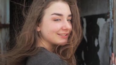 Rüzgarda dikilen kızın portresi. Breeze kızların saçlarıyla oynuyor..