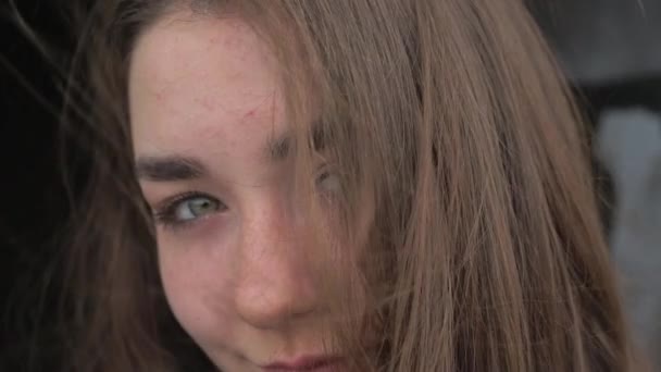 Közelíts Szélben Álló Lányra Szellő Játszik Lányokkal Haj — Stock videók