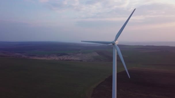 日落时风力涡轮机的航景 — 图库视频影像