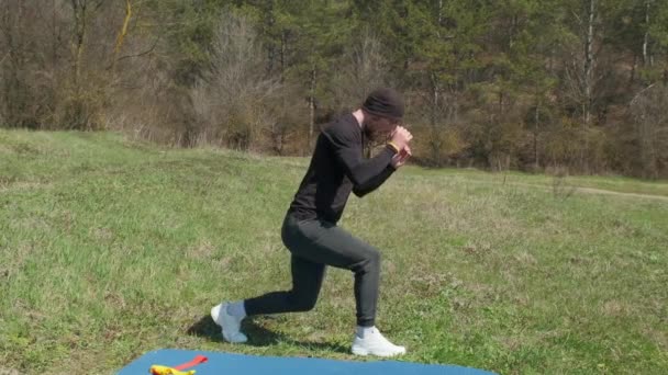 Oyuncu Sporcu Parkta Spor Minderinde Bacağını Uzatıyor — Stok video