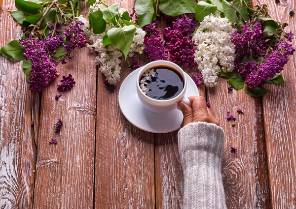 Mano Sostiene Una Taza Café Mañana Con Ramas Flores Lila —  Fotos de Stock