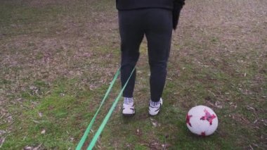 Kishinev, Moldova Cumhuriyeti. 4 bataklık 2021. Futbolcu vücudunu ve kaslarını formda tutuyor, stadyumda sıkı çalışıyor, spor yapıyor.