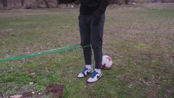 Kishinev República Moldávia Pântano 2021 Futebolista Mantendo Seu Corpo Músculos — Vídeo de Stock