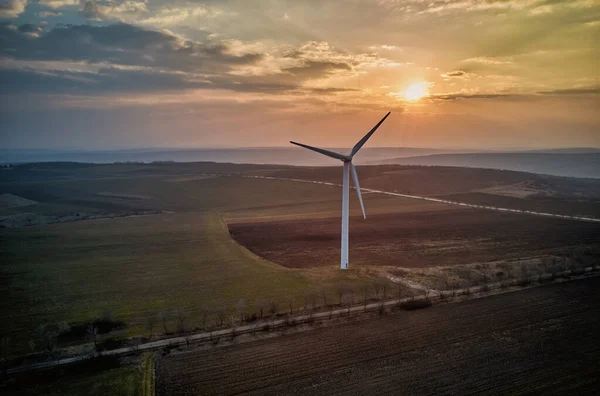 日落时风力涡轮机的航景 — 图库照片