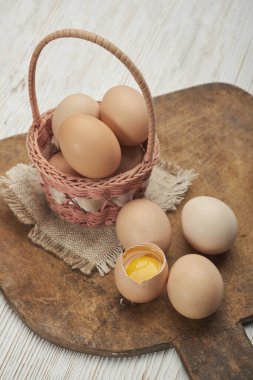 Kırsal bir sepette taze yumurtalar