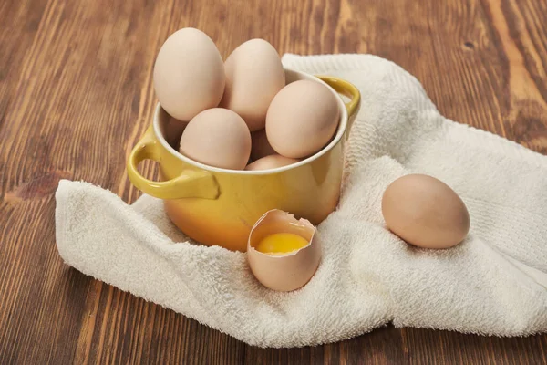 木制底座上的一碗生鸡蛋 — 图库照片