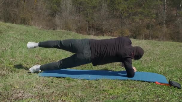 Playful Sportsman Extends Leg Him Fitness Mat Park — Stock Video