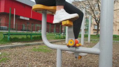 Karantina döneminde spor sahasında spor faaliyetleri.