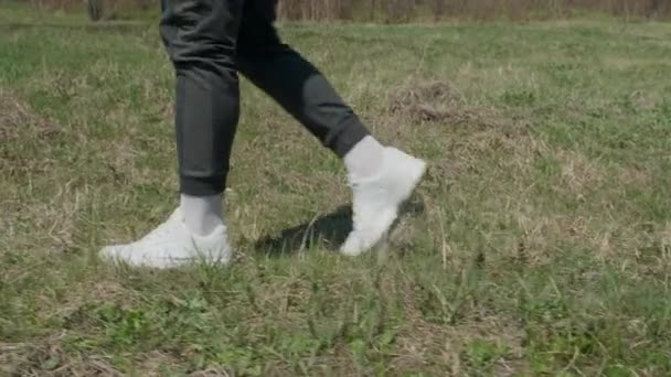 Colpo Piede Maschile Scarpe Ginnastica Bianche Che Camminano Sul Prato — Video Stock