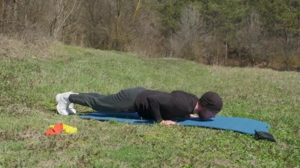 Playful Sportsman Extends Leg Him Fitness Mat Park — Stock Video