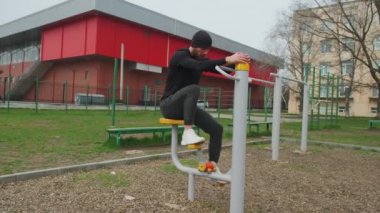 Karantina döneminde spor sahasında spor faaliyetleri.