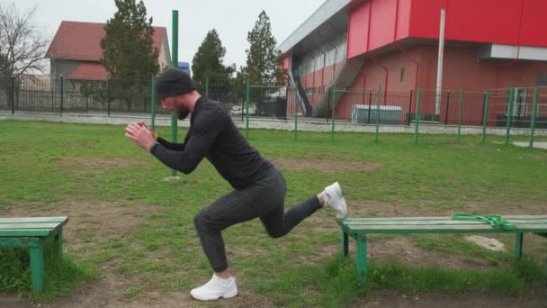年轻的肌肉男正在大自然中训练 肌肉发达的男人在露天进行体育活动 — 图库视频影像