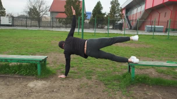 Jovem Homem Musculoso Está Treinando Natureza Homem Musculoso Entra Para — Vídeo de Stock