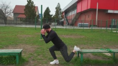 Genç kaslı adam doğada eğitim görüyor. Kaslı adam açık havada spor yapmaya gider..