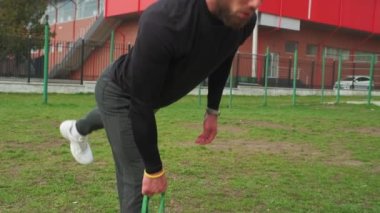 Kaslı adam açık havada spor yapmaya gider..