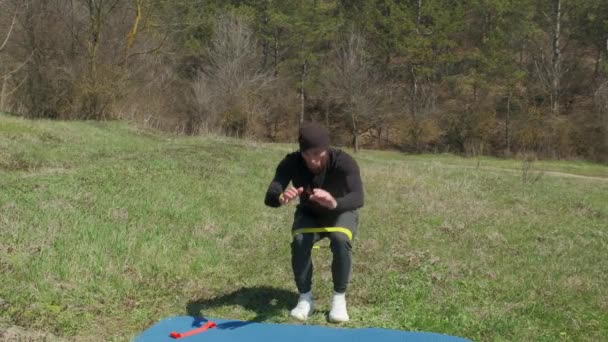 Playful Sportsman Extends Leg Him Fitness Mat Park — Stock Video