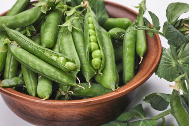 Kavanozda yaprakları olan yeşil bezelye kabukları