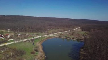 Göller üzerinde uçan tepeden manzara manzarası. Kırsal bölgede ilkbahar başları.