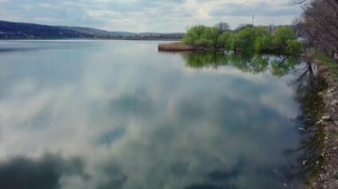 Göller üzerinde uçan tepeden manzara manzarası. Kırsal bölgede ilkbahar başları.