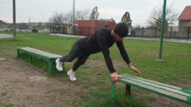 Adam açık havada spor yapmaya gider..