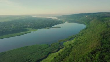 Dniester nehrinin üzerinde güneş doğarken insansız hava aracının uçuşu. Moldova Cumhuriyeti. Dinyester nehrinin üzerinde güzel bir gün doğumu..