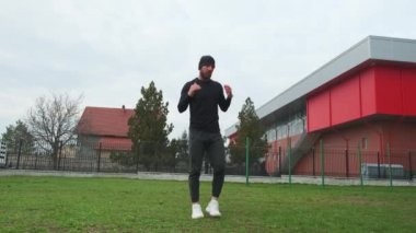 Adam açık havada spor yapmaya gider..