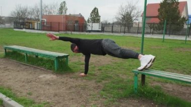 Adam açık havada spor yapmaya gider..