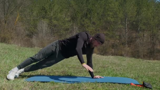Playful Sportsman Extends Leg Him Fitness Mat Park — Stock Video