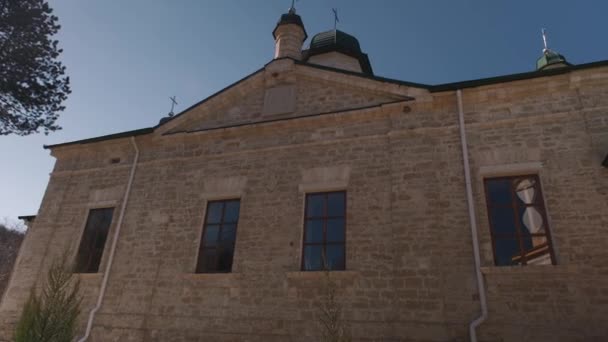 Πρόσοψη Μιας Μικρής Χριστιανικής Εκκλησίας Μονή Nikolay Στο Χωριό Κοντρίτσα — Αρχείο Βίντεο