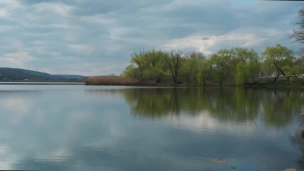 Rivier Meer Landschap Met Reflecties Van Bewolkte Lucht Het Water — Stockvideo