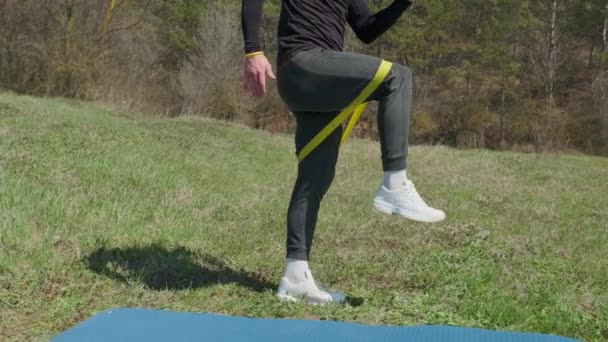 Oyuncu Sporcu Parkta Spor Minderinde Bacağını Uzatıyor — Stok video