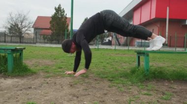 Adam açık havada spor yapmaya gider..