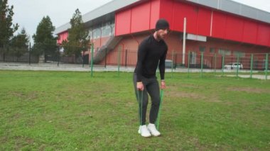 Adam açık havada spor yapmaya gider..