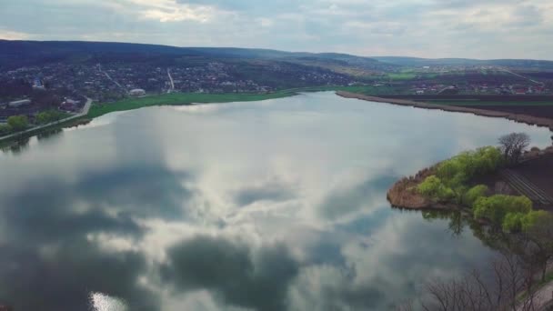 Göller Üzerinde Uçan Tepeden Manzara Manzarası Kırsal Bölgede Ilkbahar Başları — Stok video