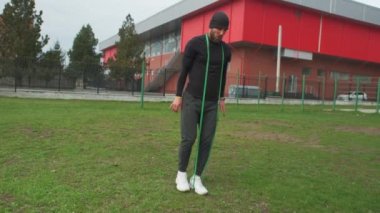 Adam açık havada spor yapmaya gider..