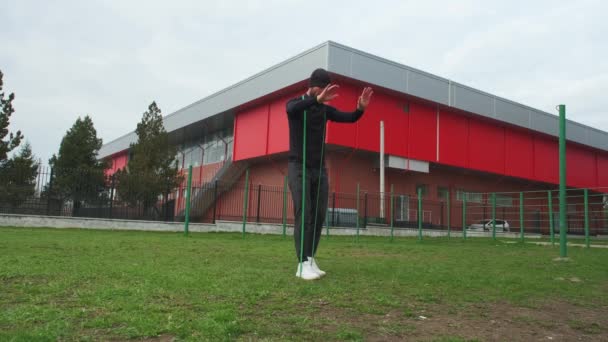 Hombre Practicar Deportes Aire Libre — Vídeo de stock