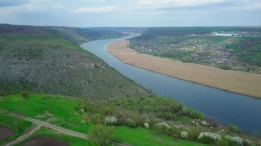 Nehir üzerinden uçmak ve baharda küçük bir köy. Moldova Cumhuriyeti. Molovata köyü. Nehir Dinamosu.