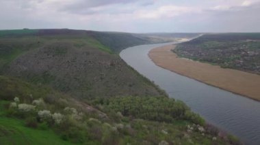 Nehir üzerinden uçmak ve baharda küçük bir köy. Moldova Cumhuriyeti. Molovata köyü. Nehir Dinamosu.