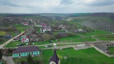 Baharda küçük bir köyün üzerinde kamera uçuşu. Moldova Cumhuriyeti 'nin Thipova köyü.