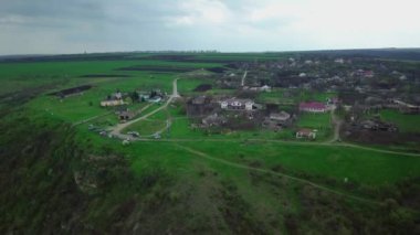 Baharda küçük bir köyün üzerinde kamera uçuşu. Moldova Cumhuriyeti 'nin Thipova köyü.