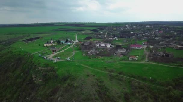 Baharda Küçük Bir Köyün Üzerinde Kamera Uçuşu Moldova Cumhuriyeti Nin — Stok video
