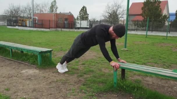 Homem Entra Para Esportes Livre — Vídeo de Stock