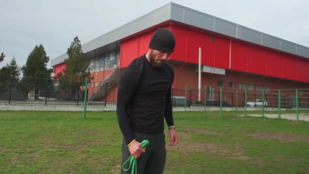 Homem Entra Para Esportes Livre — Vídeo de Stock