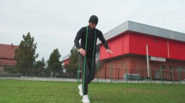 Adam açık havada spor yapmaya gider..