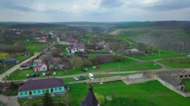 Baharda küçük bir köyün üzerinde kamera uçuşu. Moldova Cumhuriyeti 'nin Thipova köyü.